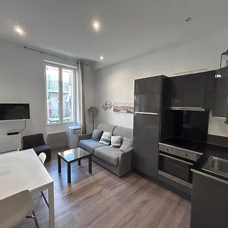 Moliere Apartment *